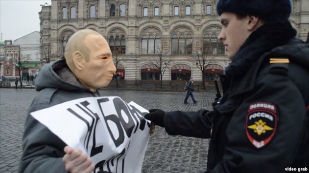 В Москві суд заарештував активіста за пікет в масці Путіна