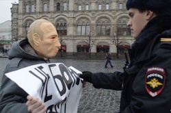 В Москві суд заарештував активіста за пікет в масці Путіна