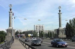 Зі столичних мостів прибрали самовільно розміщену рекламу