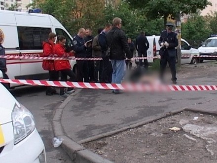 Біля супермаркету в Дарницькому районі вбили юнака