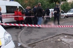 Біля супермаркету в Дарницькому районі вбили юнака