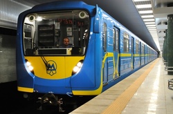 До Дня Києва іспанський художник розмалював цілий поїзд метро