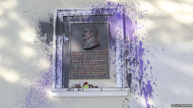 В окупованому Сімферополі облили фарбою меморіальну дошку Сталіну (ФОТО)