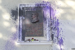 В окупованому Сімферополі облили фарбою меморіальну дошку Сталіну (ФОТО)