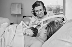 40 невероятных фотографий матерей, поддерживающих своих дочерей во время родов