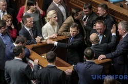 Радикали блокують трибуну Ради з вимогою створити тимчасову слідчу комісію по офшорам 