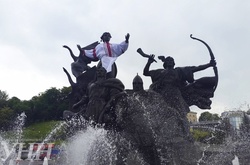 На Майдані Незалежності Либідь одягнули у вишиванку