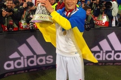 Коноплянка з прапором України і Кубком Ліги Європи