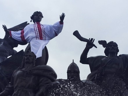 На Майдані пам'ятник засновникам Києва одягнули у вишиванку
