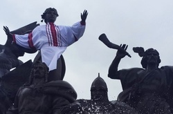 На Майдані пам'ятник засновникам Києва одягнули у вишиванку