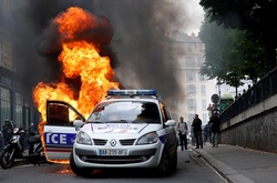 У Парижі напали на поліцію на акції проти насильства