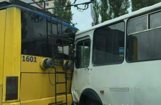На Чоколівському бульварі автобус з військовими врізався у тролейбус