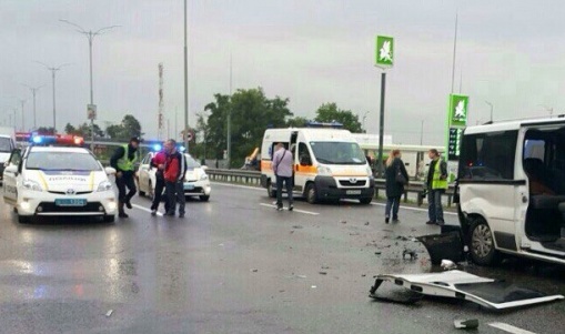 Смертельна ДТП під Києвом: легковик врізався в аварійні автомобілі і збив водія авто