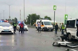 Смертельна ДТП під Києвом: легковик врізався в аварійні автомобілі і збив водія авто