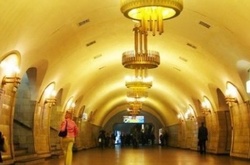 Столичний метрополітен облаштували додатковими поручнями та пандусами