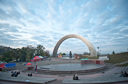 Кияни висловилися щодо знесення Арки дружби народів і появи меморіалу воїнам АТО