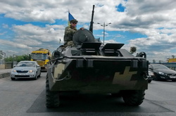 У Києві на мосту застрягла колона бойової техніки