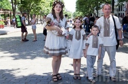 В Одесі понад 1,5 тисячі людей вийшли на «Мегамарш у вишиванках»