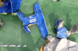 Уламки літака A320 авіакомпанії EgyptAir, що зазнав аварії у Середземному морі при перельоті з Парижа в Каїр