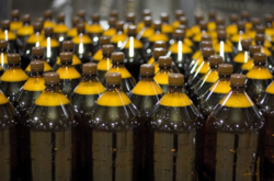 У Росії вирішили заборонити продаж алкоголю у дволітрових пляшках