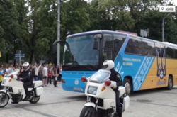 У Києві вболівальники провели українських футболістів до Франціїї