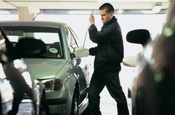 У Києві зі СТО вкрали автівку