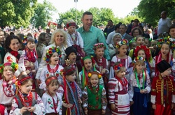 Мер Кличко привіз багатодітним родинам ключі від авто