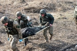 За добу на Донбасі загинув один боєць АТО, ще троє поранені 