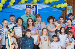 Дві багатодітні родини отримали сімейні автомобілі