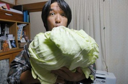 Японец  исполнил всемирно известный христианский гимн на капусте