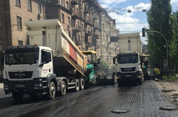 Комунальники завершують ремонт дорожнього покриття центральних вулиць