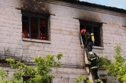 Понад 50 осіб гасили пожежу на Подолі