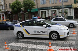 В центрі Вінниці автомобіль патрульних збив дівчину на пішохідному переході