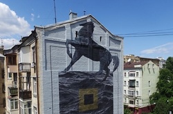 На вулиці Саксаганського оселилася чорна коняка