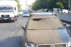 На Чоколівському бульварі прорвало трубу: фонтан каменів і бруду травмував дівчину-водія