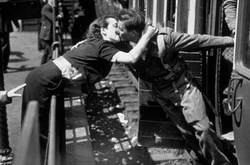 Любовь во время войны: 30 трогательных фото о том, как провожают и встречают солдат