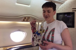 Геращенко показала, як Савченко летіла додому: з тризубом і подушками