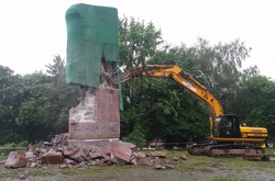 В Києві активісти за допомогою екскаватора намагаються знести пам'ятник чекістам