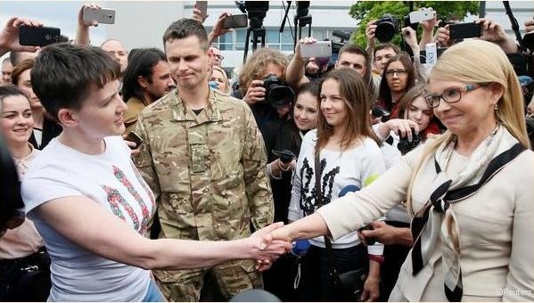 Савченко відмовилася від квітів і обіймів Тимошенко: «Ми з вами недостатньо близькі»