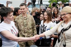 Савченко відмовилася від квітів і обіймів Тимошенко: «Ми з вами недостатньо близькі»