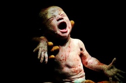 8 невероятных снимков малышей в первые секунды после рождения