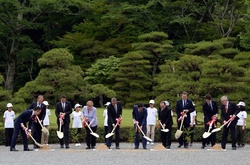 Саміт «Великої сімки» в Японії почався з висадження дерев