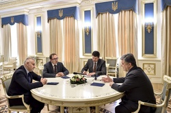 Порошенко зустрівся з адвокатами Савченко і подякував їм за роботу