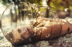 Как птица в клетке: фотограф снимает ранимых и замкнутых людей