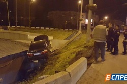 ДТП у Києві: автомобіль вилетів на дах кіоску