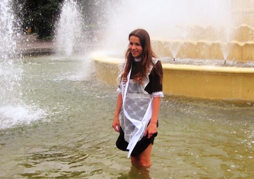 Мер Дніпра дозволив випускникам купатись у фонтанах 