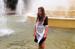 Мер Дніпра дозволив випускникам купатись у фонтанах 