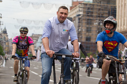 Велопарад у Києві: Кличко з киянами проїхався вулицями міста