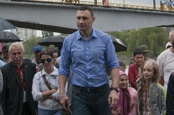 Під час відкриття русанівських фонтанів Кличко змок як хлющ