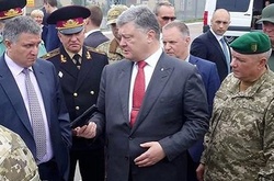 Світлини Порошенка з пістолетом розсмішили соцмережі 